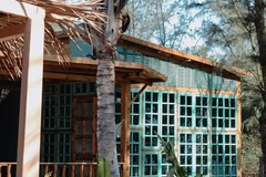 Ngôi nhà màu xanh tận dụng từ đồ gỗ cũ như tuyệt tác bên bờ biển