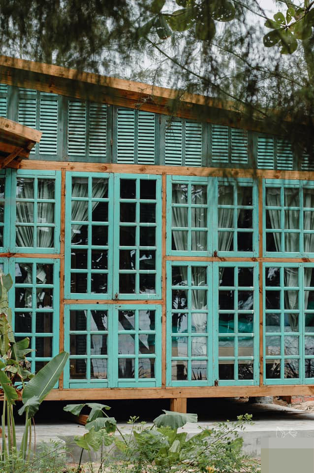 Ngôi nhà màu xanh tận dụng từ đồ gỗ cũ như tuyệt tác bên bờ biển