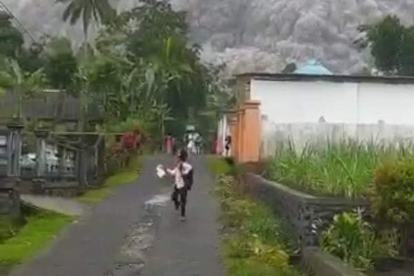 Núi lửa Indonesia phun trào dữ dội, người dân bỏ chạy tán loạn