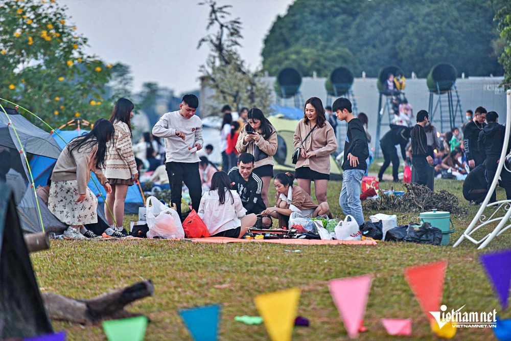 Dân Hà Nội đổ về chân cầu Vĩnh Tuy cắm trại, chờ ngắm hoàng hôn sông Hồng