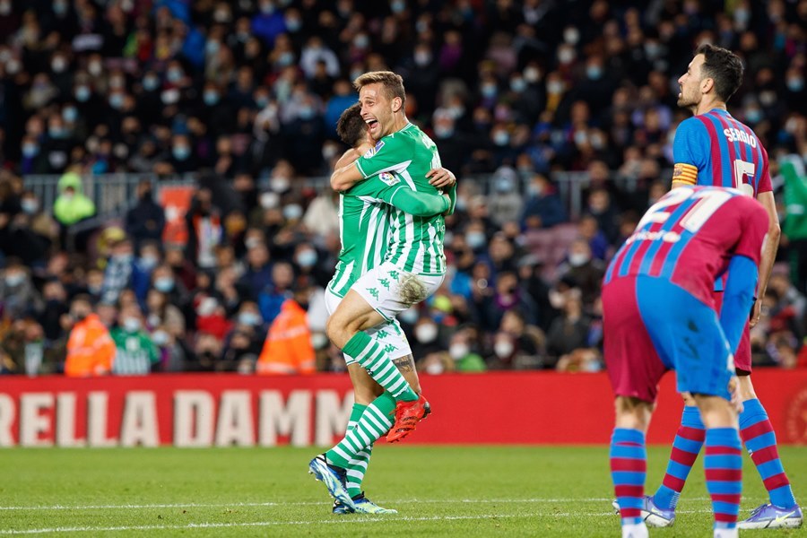 Thua sốc Betis, Barcelona xa dần top 4