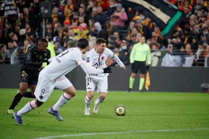 Messi 'tắt điện', Wijnaldum giải cứu PSG ở phút 92