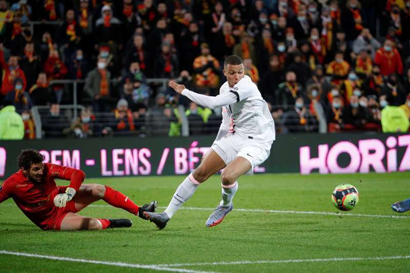 Messi 'tắt điện', Wijnaldum giải cứu PSG ở phút 92