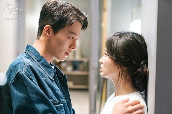‘Now, We Are Breaking Up’ tập 8: Song Hye Kyo bị tình mới bỏ lại Hàn Quốc