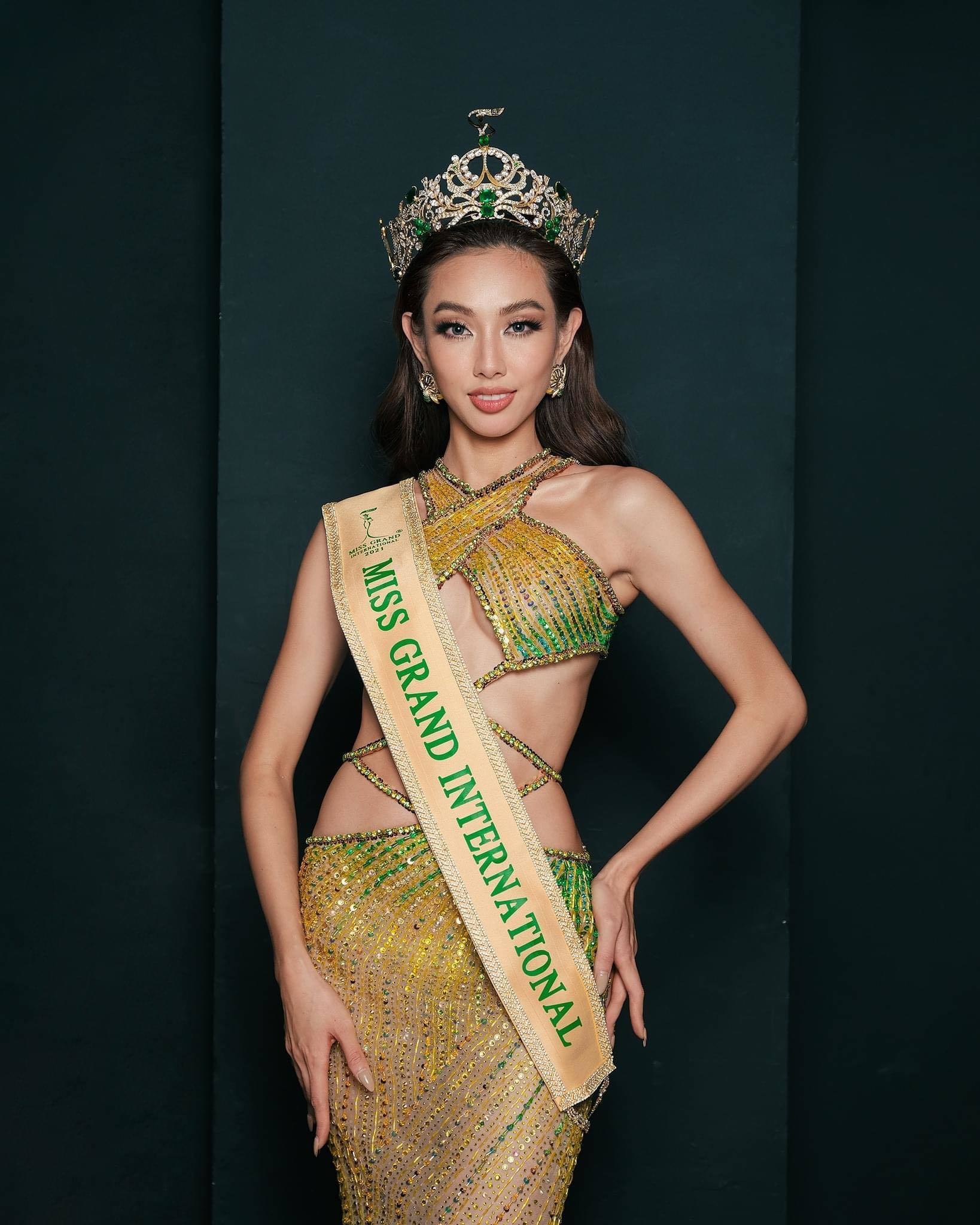 Sao Việt phát sốt khi Thuỳ Tiên đăng quang Hoa hậu Hoà bình Quốc tế 2021