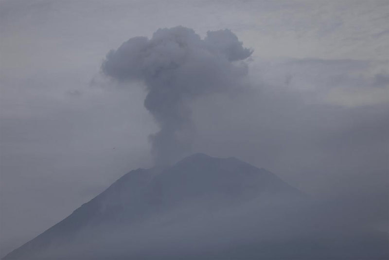 Cảnh tượng kinh hoàng khi núi lửa phun trào ở Indonesia, hàng chục người chết