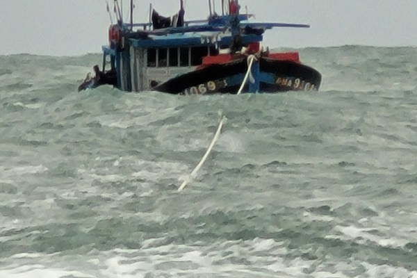 Cứu 11 ngư dân Đà Nẵng trôi dạt trên biển