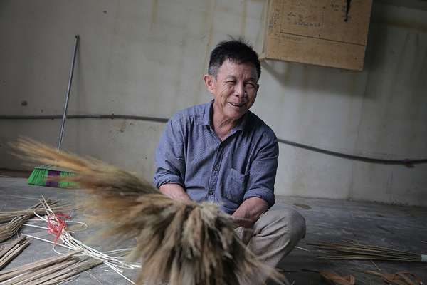 Sang Lào gom hàng, cả làng sung túc nhờ làm chổi đót