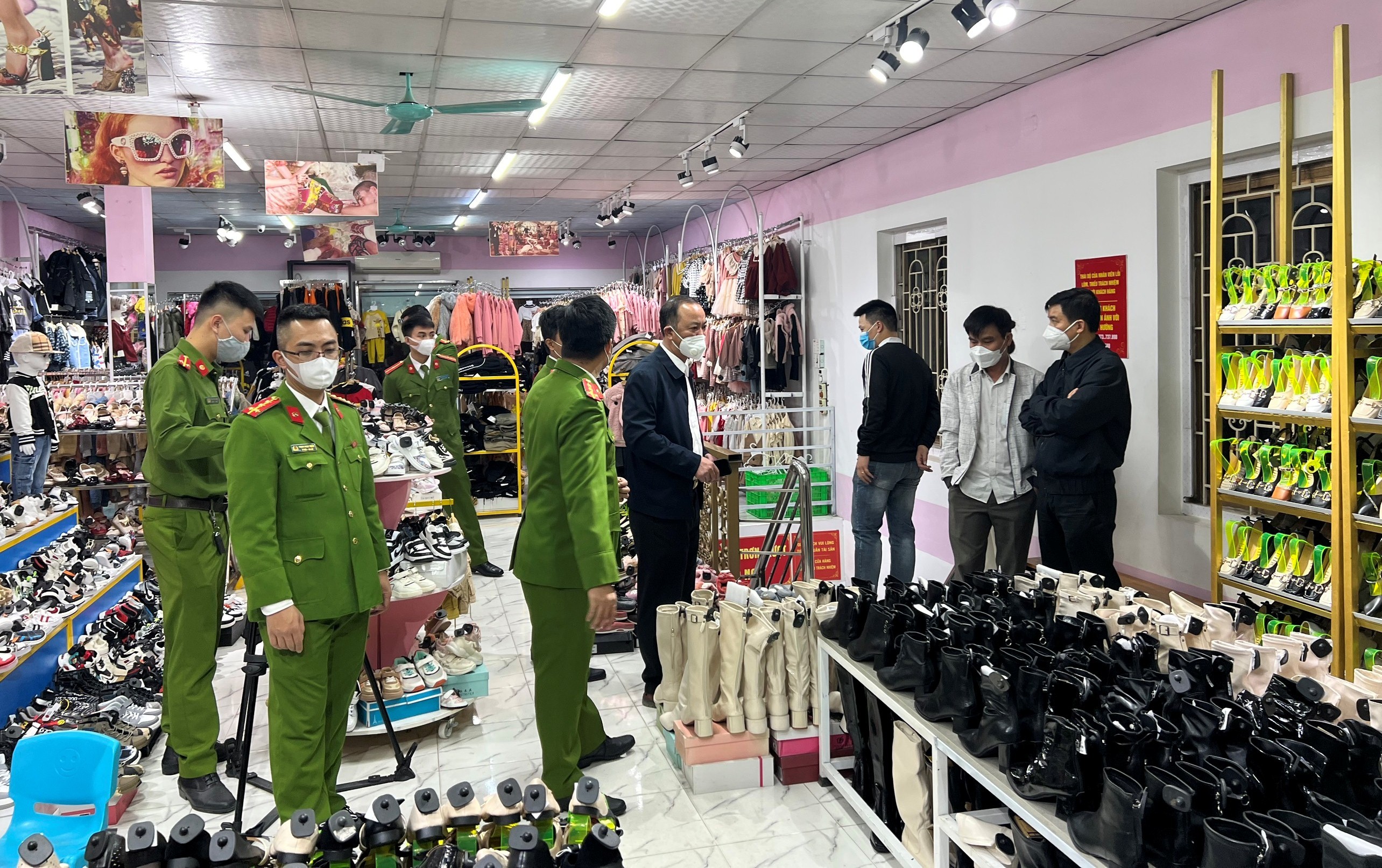 Sau tạm giam đến tạm giữ toàn bộ hàng hóa shop Mai Hường ở Thanh Hóa
