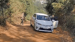 Tài xế bất lực nhìn Toyota Yaris trượt dốc vỡ tan nát ở Chương Mỹ