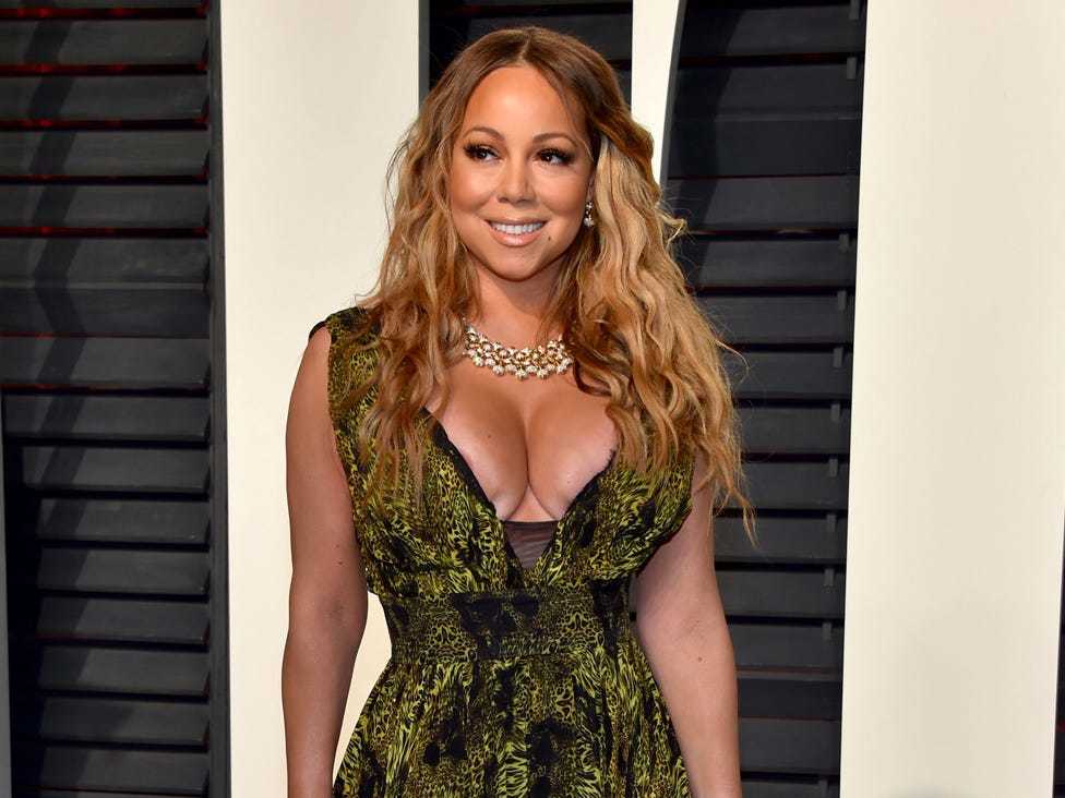 Mariah Carey chuộng váy hở bạo khoe vòng 1 gần 100 cm