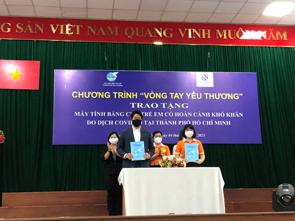Tokio Marine Việt Nam tặng 250 máy tính bảng cho học sinh mồ côi TP.HCM
