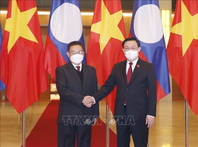 Chủ tịch Quốc hội Vương Đình Huệ đón và hội đàm với Chủ tịch Quốc hội Lào