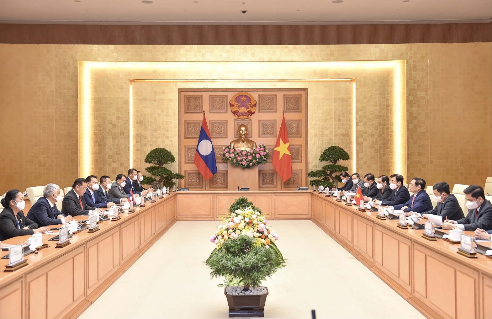 Thúc đẩy các dự án cơ sở hạ tầng chiến lược kết nối Việt Nam - Lào