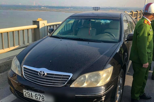 Người phụ nữ bỏ xe Camry trên cầu Vĩnh Tuy nhảy xuống sông Hồng