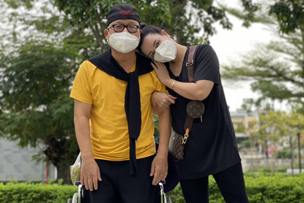 Saxophone Trần Mạnh Tuấn đã đứng được và đang tập đi