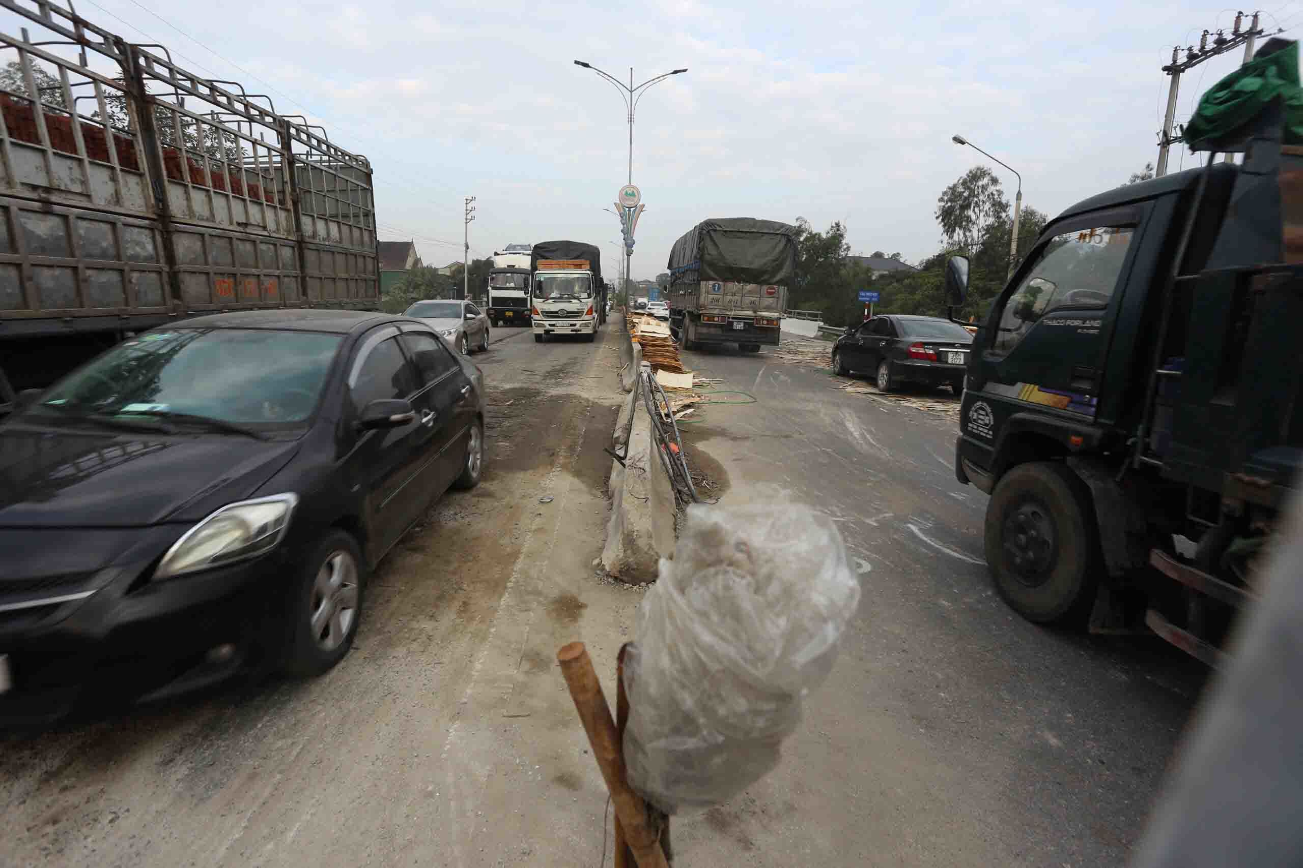Xe đầu kéo chở gỗ ép tông dải phân cách, quốc lộ 1A tê liệt nhiều giờ