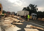 Xe đầu kéo chở gỗ ép tông dải phân cách, quốc lộ 1A tê liệt nhiều giờ