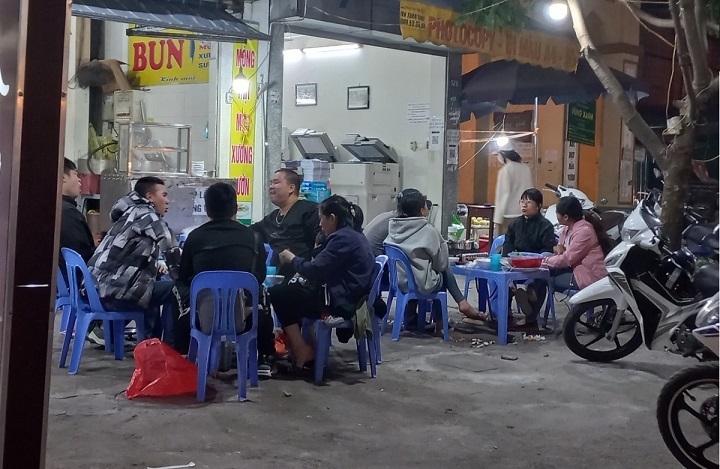 Hanoi considers non-essential services ban as COVID-19 cases surge