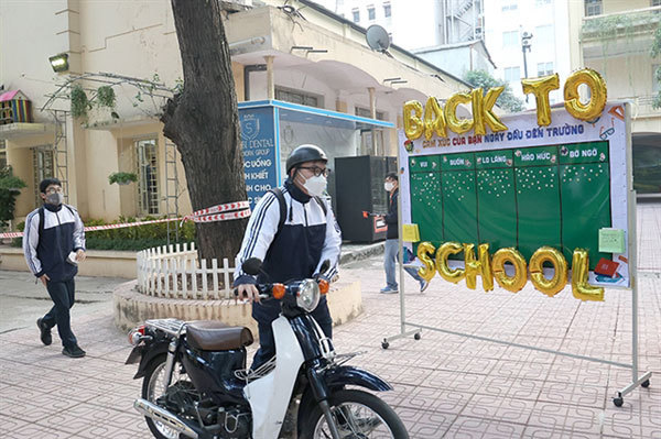 Hanoi's 12th graders back to school as several provinces also re-opened school