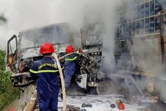 Xe tải bốc cháy dữ dội sau cú đối đầu, tài xế tử vong trong cabin