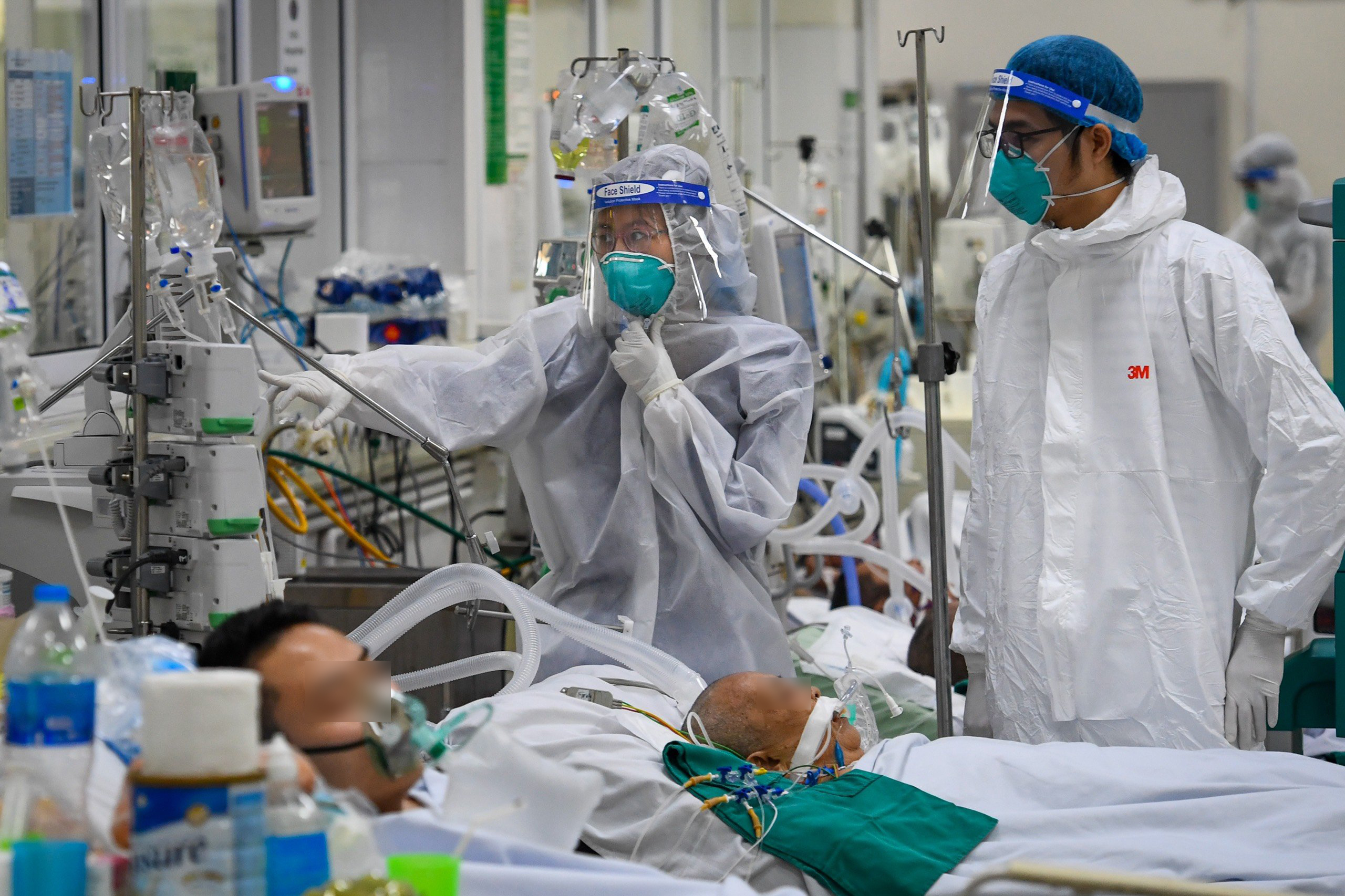 Phòng cấp cứu tuyến cao nhất điều trị Covid-19 ở Hà Nội lại tất bật ngày đêm
