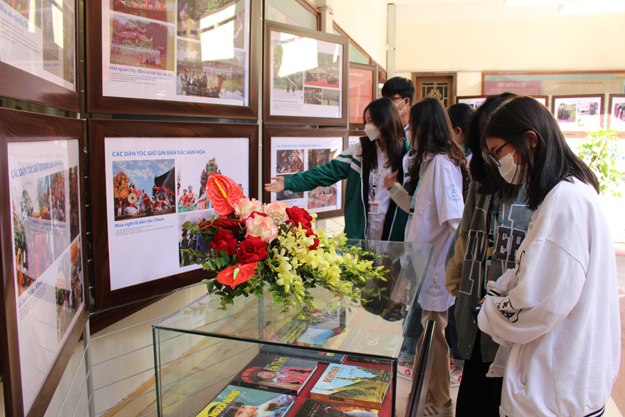 Triển lãm lưu động ảnh, tư liệu tuyên truyền về dân tộc, tôn giáo ở cơ sở năm 2021