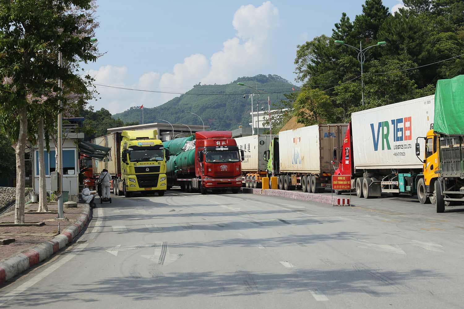 Hơn 3.000 xe hàng xuất đi Trung Quốc ùn ứ tại các cửa khẩu