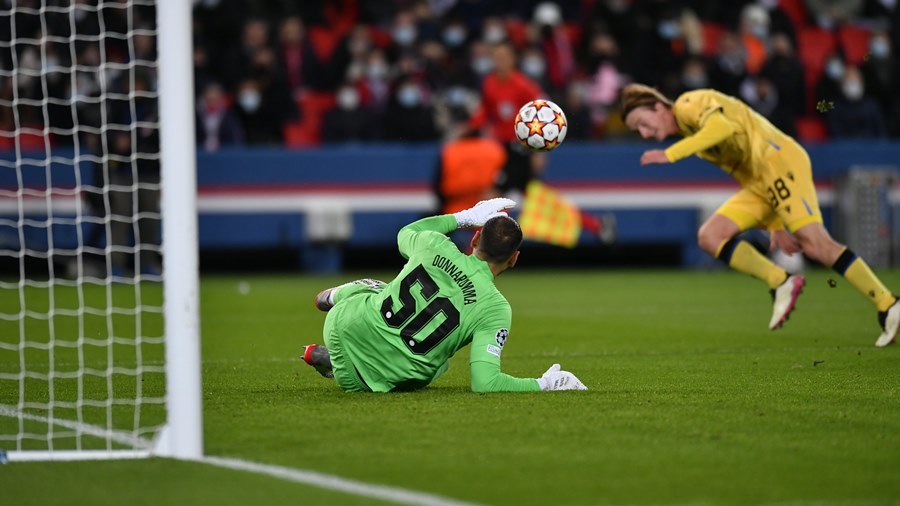 Messi ghi tuyệt phẩm, PSG thắng hoành tráng