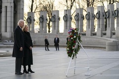 Hình ảnh ông Biden tới Đài tưởng niệm Thế chiến Hai