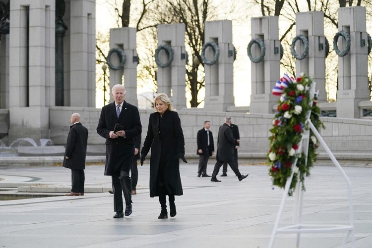 Hình ảnh ông Biden tới Đài tưởng niệm Thế chiến Hai