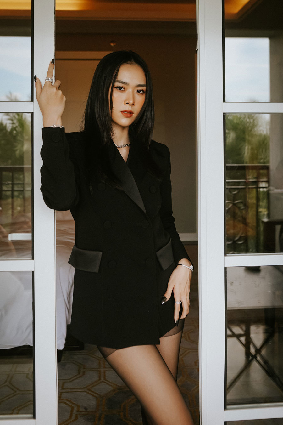 Diệp Bảo Ngọc lăng xê vest phối áo cúp ngực