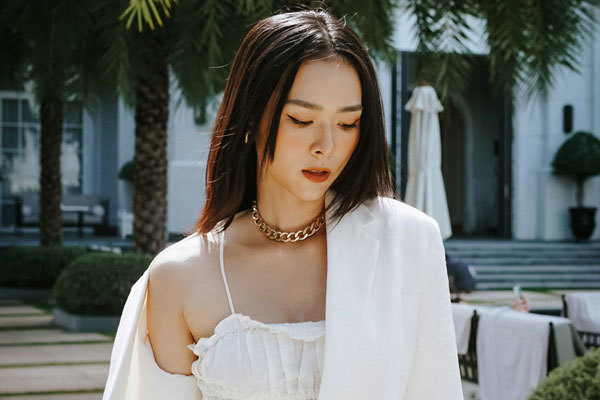Diệp Bảo Ngọc lăng xê vest phối áo cúp ngực