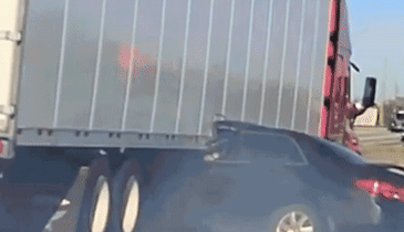 Honda Accord "cắm đầu" trong gầm xe container, bị kéo lê trên cao tốc