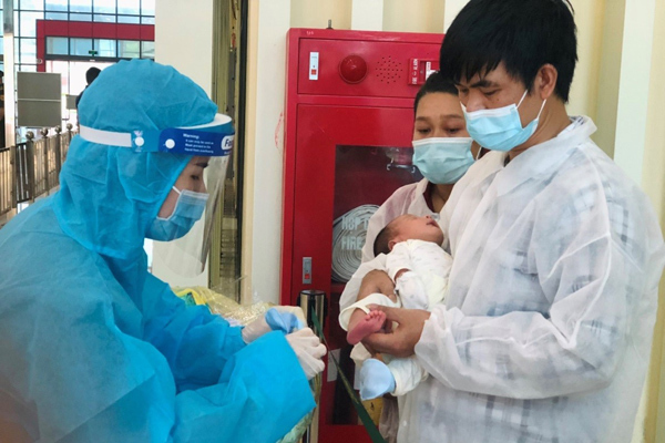 Những khoảnh khắc xúc động của công an Lạng Sơn nơi cửa khẩu