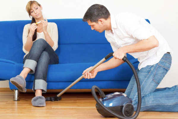 Khoe chồng “chất lượng” cứ vợ cà khịa lại lao đi làm việc nhà, dân mạng tấm tắc khen chàng nhưng nàng lại bị… cảnh cáo