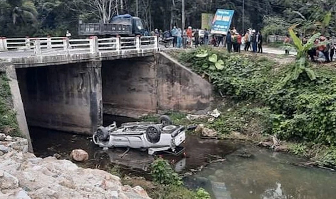 2 cán bộ thuế ở Nghệ An tử vong khi ô tô lao xuống suối