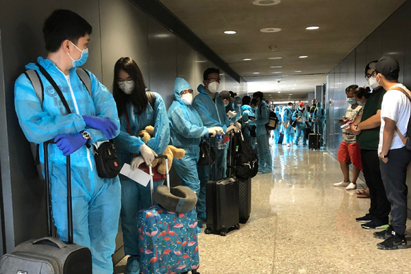 Người nhập cảnh tiêm đủ 2 mũi vắc xin được tự cách ly