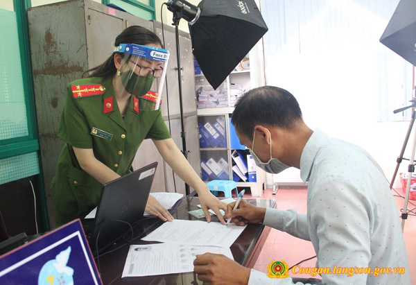 Công an Lạng Sơn thêm gần dân nhờ phong trào ‘nụ cười chiến sỹ’