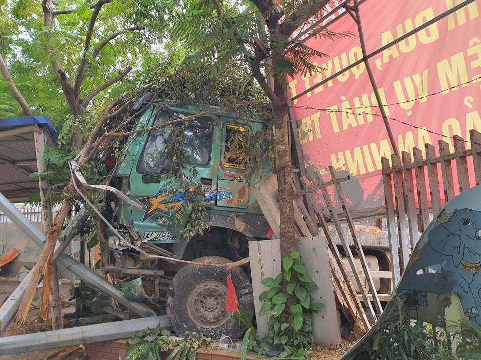 Xe tải đấu đầu ô tô BMW, tiếp tục tông  đổ tường trường tiểu học ở Hà Nội