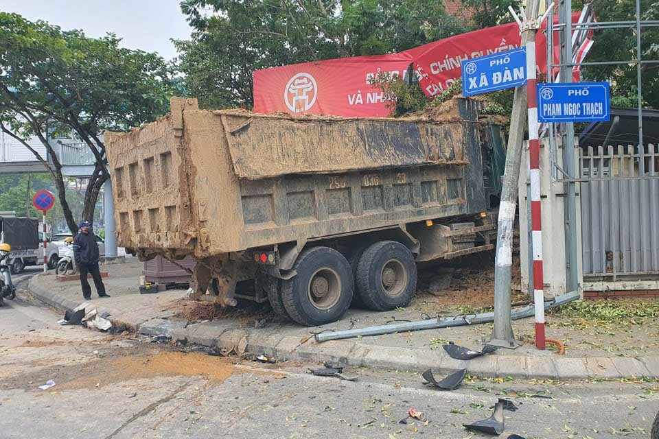 Xe tải đấu đầu ô tô BMW, tiếp tục tông  đổ tường trường tiểu học ở Hà Nội