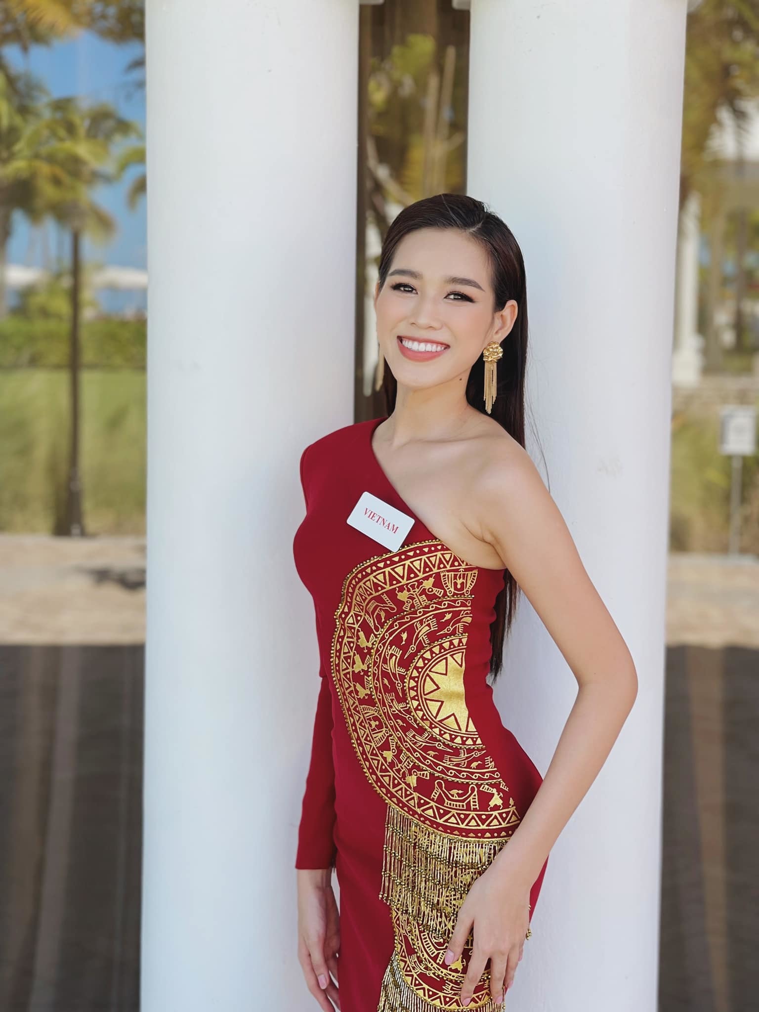 Nhiều lần gặp sự cố váy áo ngay giữa thảm đỏ nhưng Hoa hậu Đỗ Thị Hà đều xử  lý cực khéo