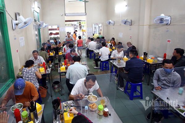Hà Nội: Kiểm tra một số quán ăn, nhà hàng ở quận Nam Từ Liêm