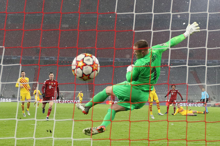 Barca văng khỏi Cúp C1: Thua để đừng ảo tưởng