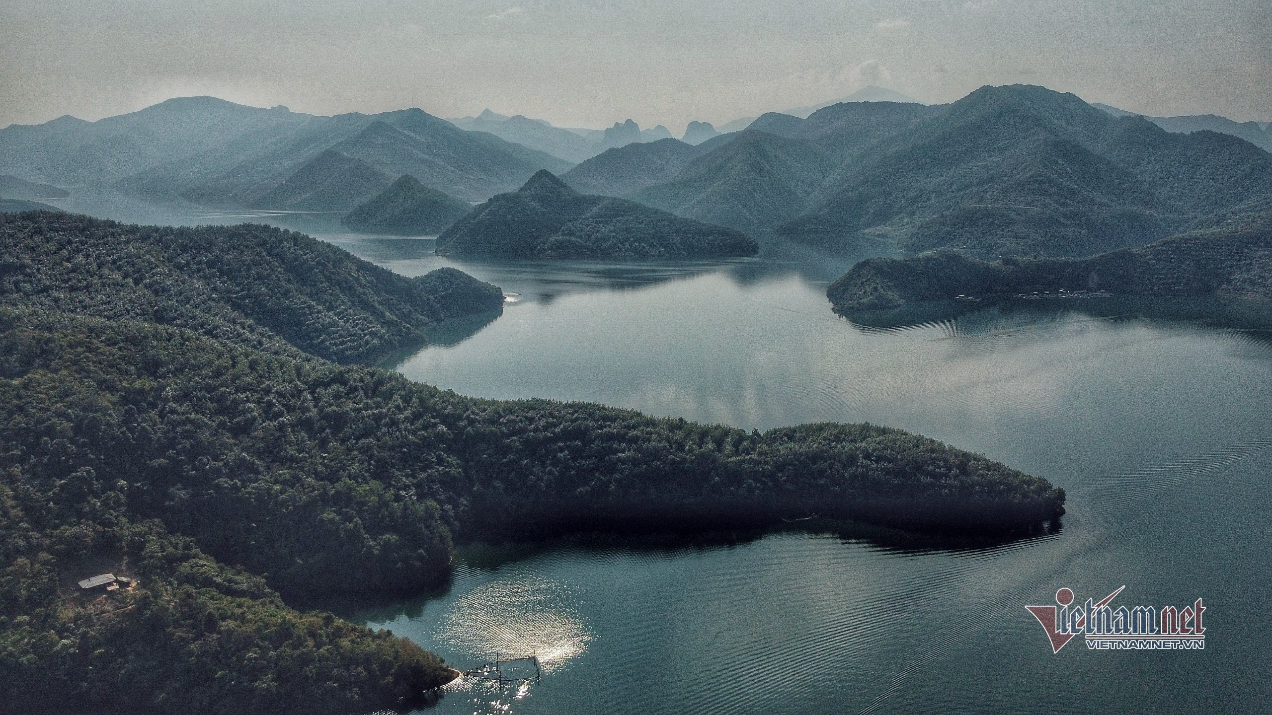 Ngắm 'Vịnh Hạ Long' của núi rừng Tây Bắc đẹp mê hoặc giữa lòng hồ Lai Châu