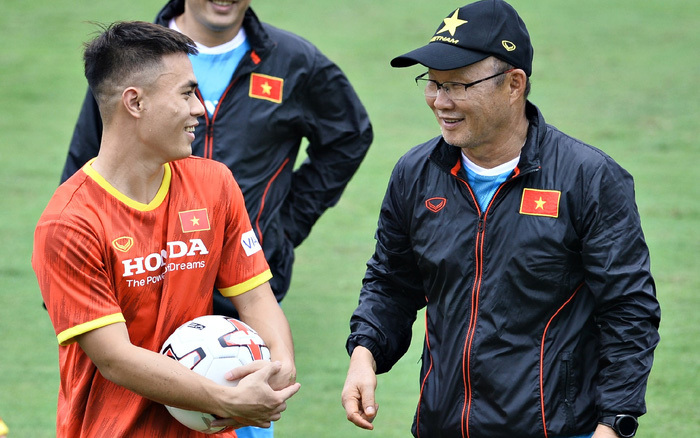 Tiền vệ tuyển Việt Nam đăng ký kết hôn trước ngày sang Singapore