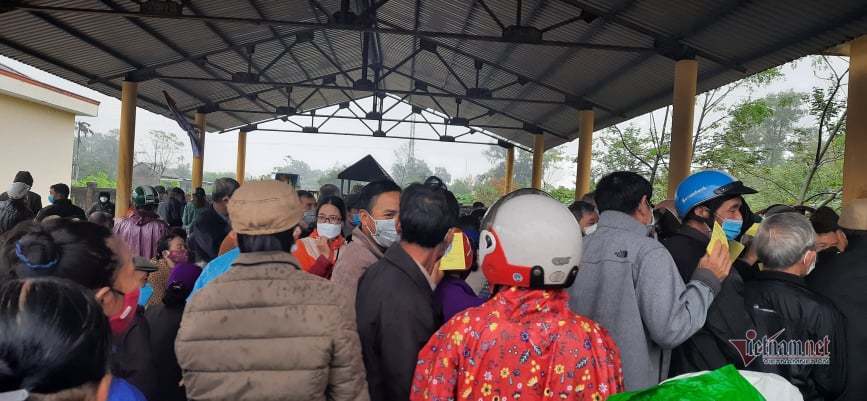 Hàng trăm người chen chúc chờ tiêm vắc xin ở Quảng Trị
