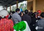 Hàng trăm người chen chúc chờ tiêm vắc xin ở Quảng Trị