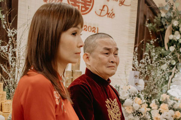 Xuân Hinh khóc trong lễ ăn hỏi con gái