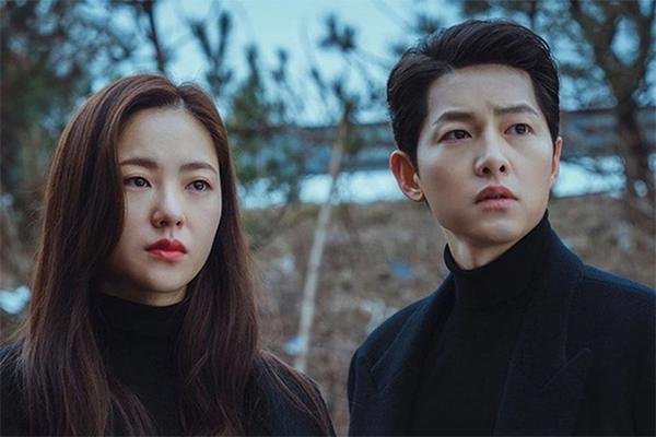 2 năm sau ly hôn Song Hye Kyo, Song Joong Ki bị bắt gặp hò hẹn